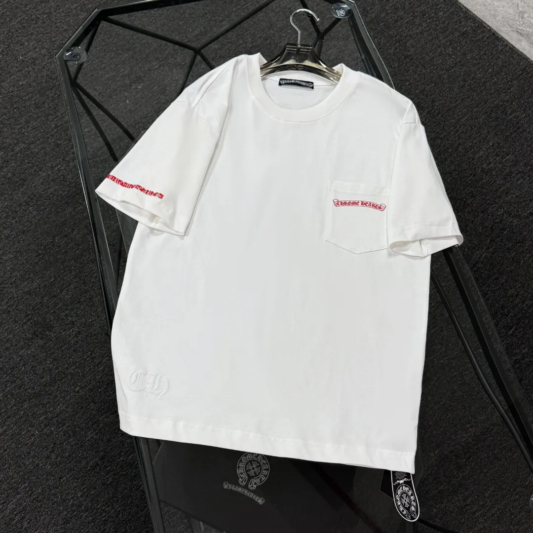 P170 Chrome Hearts Chrome Hearts 25 high version. The fabric is made of 300 grams of high-density pure cotton. It does not deform or shrink. It has three labels. It is the same style for men and women. Technology: suede foam printing. Color: white, black. SIZE: S-XL.